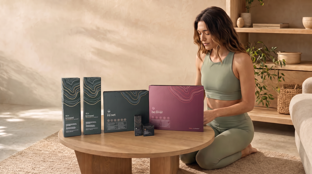 El kit de protocolo ikigen® abierto sobre una mesa baja de roble