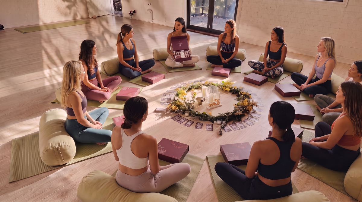 Una tranquila sala de tratamiento con una camilla cubierta de lino, una planta y luz natural atravesando una cortina