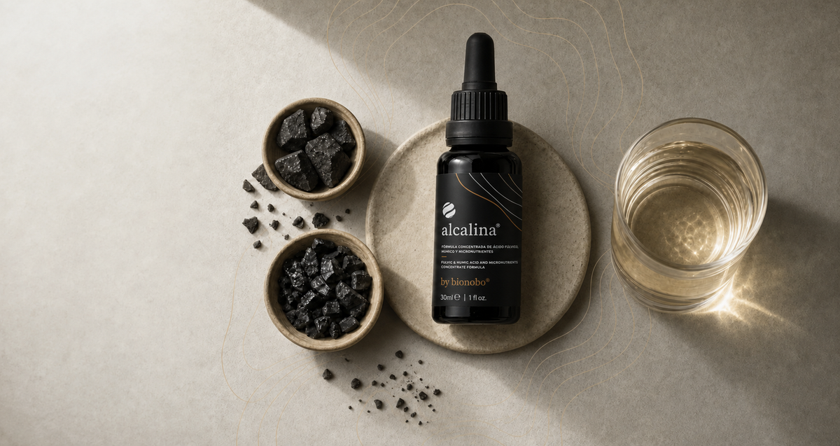 Alcalina: botella con gotero de ácido fúlvico, minerales traza y un vaso de agua con ácido fúlvico de calidad dorada.