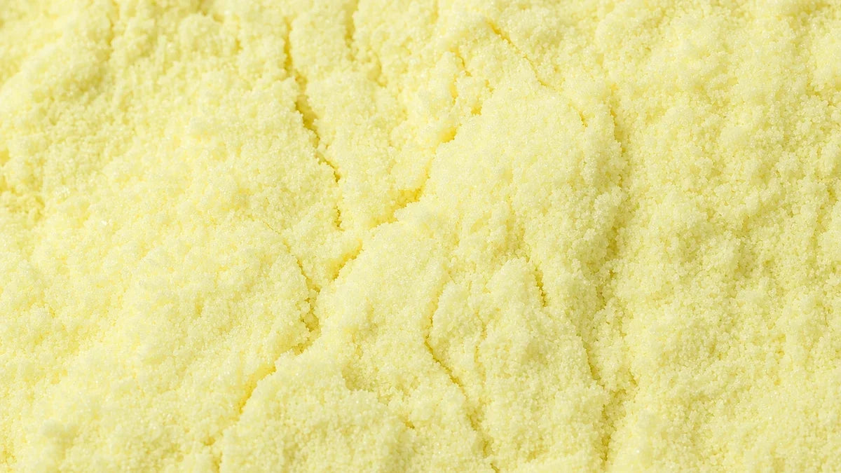 Ácido alfa lipoico puro, un fino polvo cristalino de color amarillo pálido.