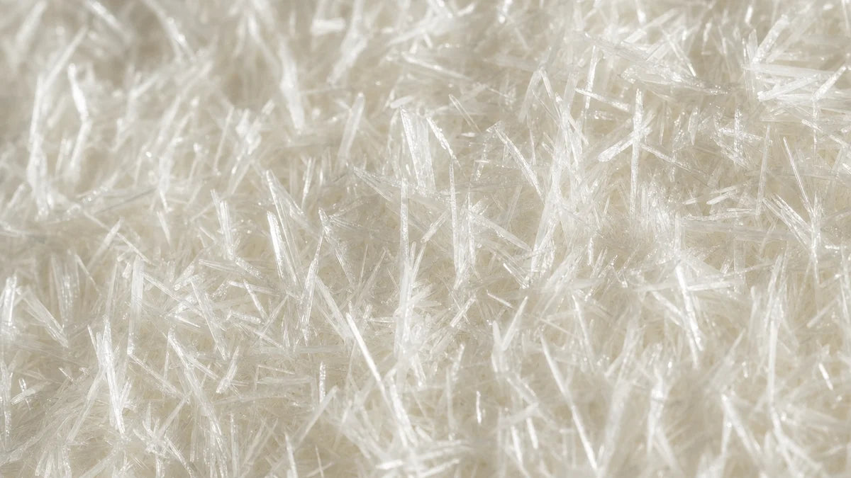 Cafeína anhidra, una densa capa de largos cristales blancos en forma de agujas.