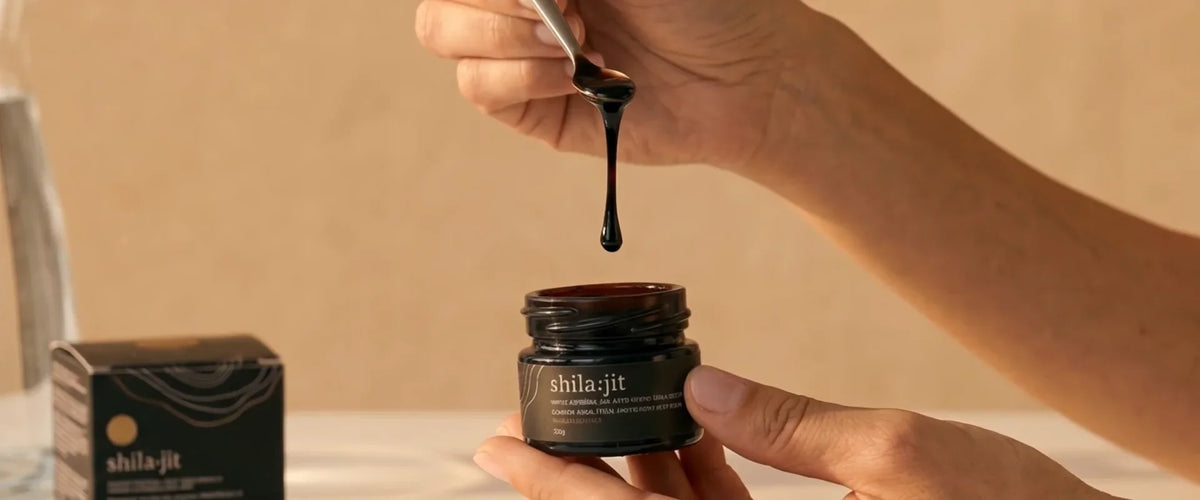 Una cuchara medidora que levanta una cantidad de grano de arroz golden Shilajit resina del frasco abierto.